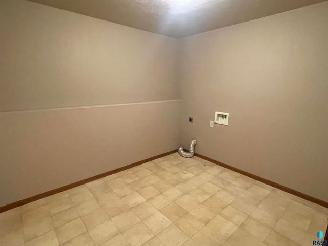 5205 S Summerfield Pl Place, Sioux Falls, SD 57108
