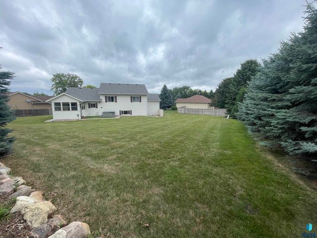 5205 S Summerfield Pl Place, Sioux Falls, SD 57108