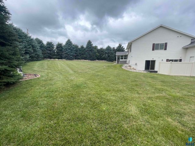 5205 S Summerfield Pl Place, Sioux Falls, SD 57108