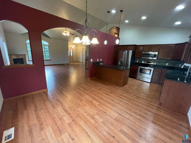 5205 S Summerfield Pl Place, Sioux Falls, SD 57108