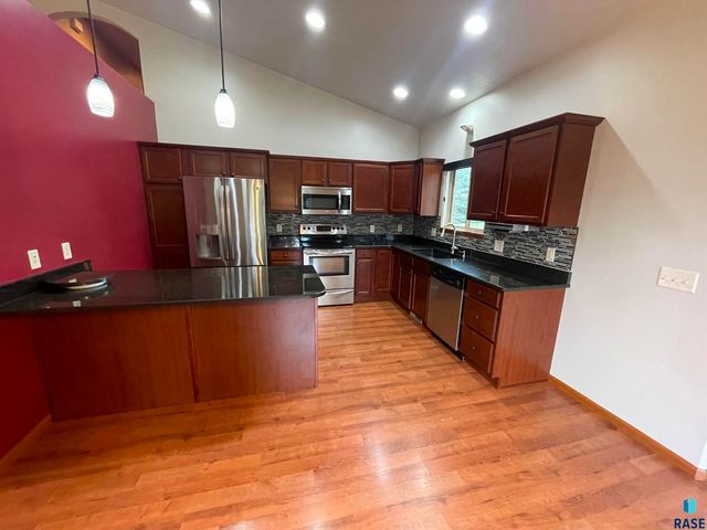 5205 S Summerfield Pl Place, Sioux Falls, SD 57108