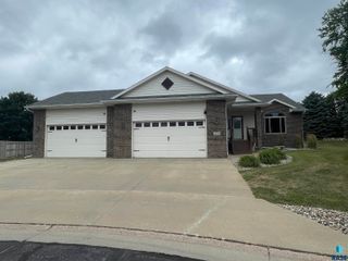 5205 S Summerfield Pl Place, Sioux Falls, SD 57108
