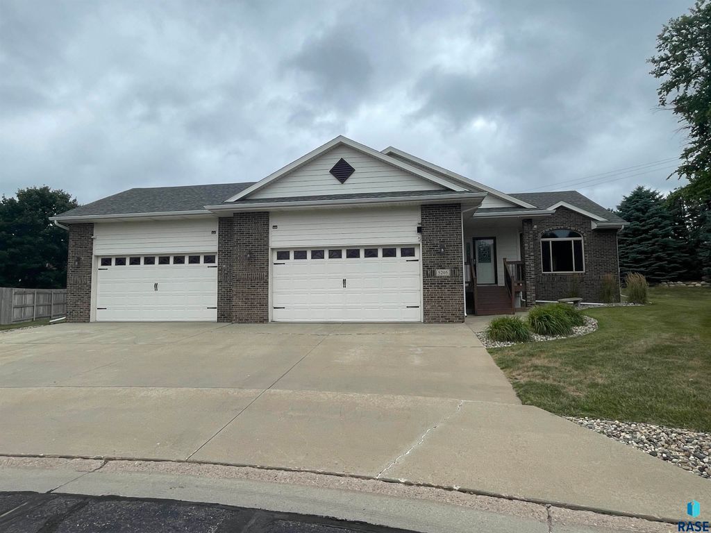 5205 S Summerfield Pl Place, Sioux Falls, SD 57108