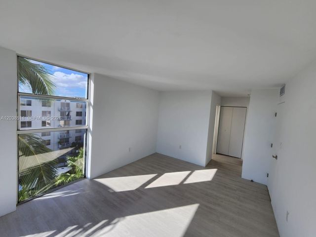 1700 NW N River Dr 606, Miami, FL 33125