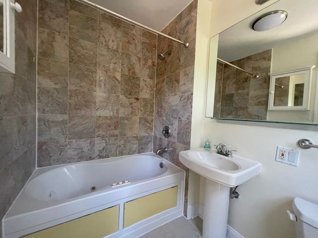 7025 N DAMEN Avenue 3, Chicago, IL 60645