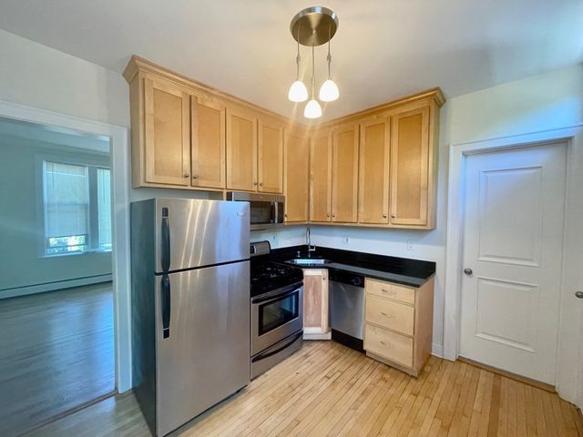 7025 N DAMEN Avenue 3, Chicago, IL 60645