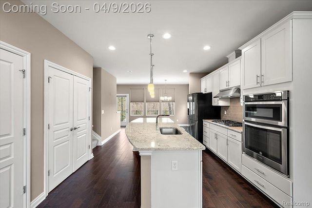 2877 Hartwick Drive, Rochester, MI 48307