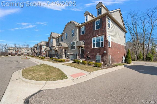 2877 Hartwick Drive, Rochester, MI 48307
