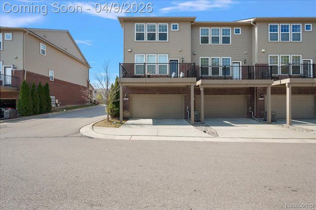 2877 Hartwick Drive, Rochester, MI 48307