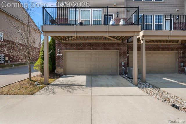 2877 Hartwick Drive, Rochester, MI 48307