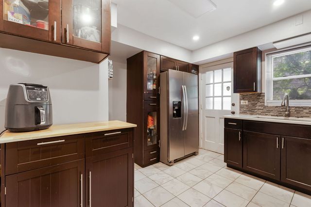 1751 W Chase Avenue, Chicago, IL 60626