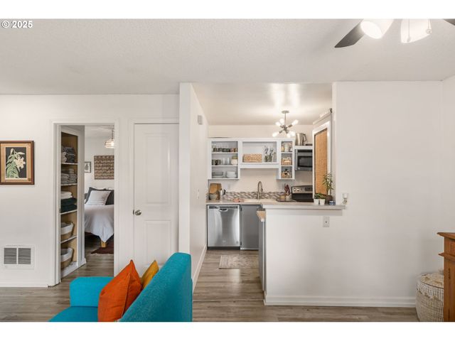 7538 Sw BARNES Rd H, Portland, OR 97225