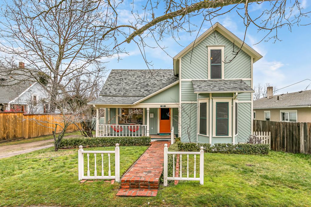 216 Central Avenue, Ashland, OR 97520