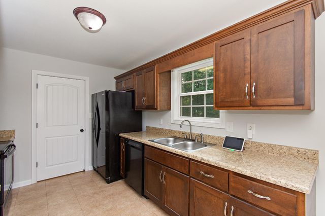 552 Magnolia Dr, Clarksville, TN 37042
