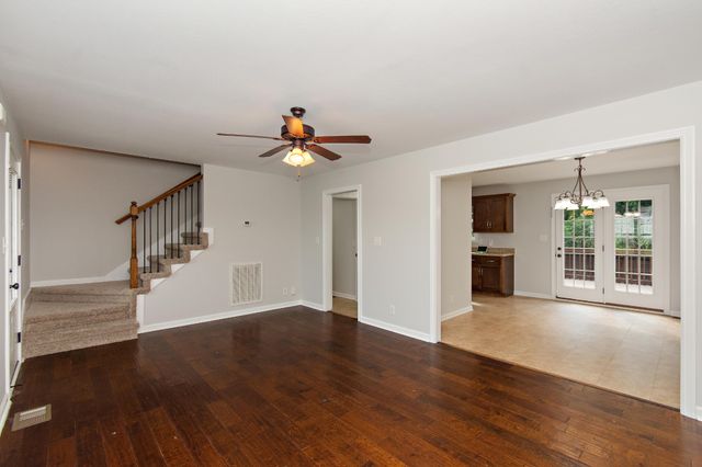 552 Magnolia Dr, Clarksville, TN 37042