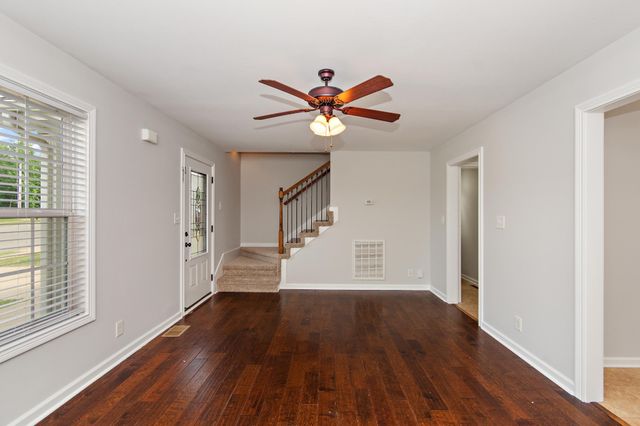 552 Magnolia Dr, Clarksville, TN 37042