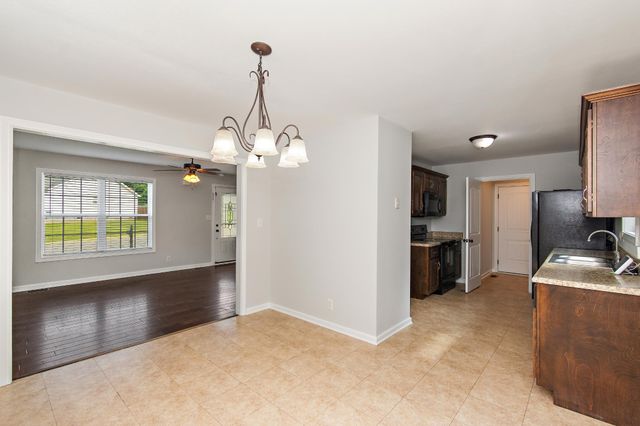 552 Magnolia Dr, Clarksville, TN 37042