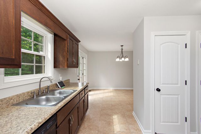 552 Magnolia Dr, Clarksville, TN 37042
