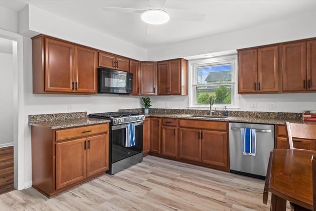 1542 3rd STREET, Delafield, WI 53018