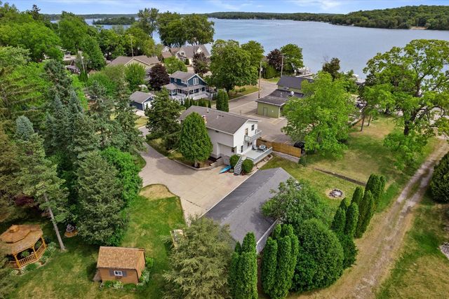 1542 3rd STREET, Delafield, WI 53018