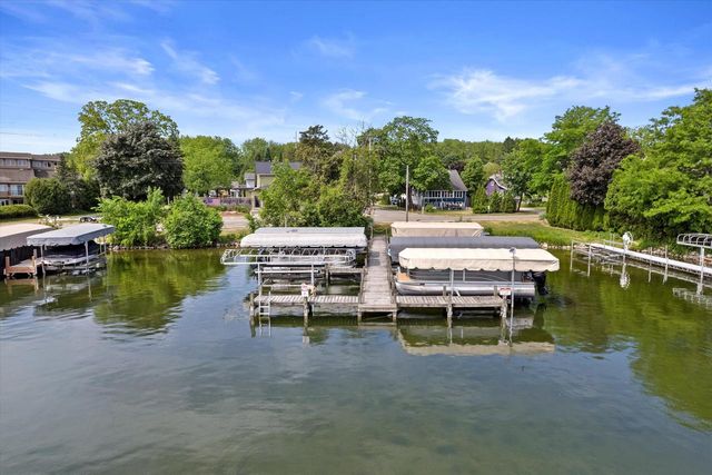 1542 3rd STREET, Delafield, WI 53018