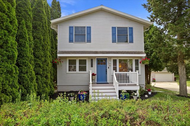 1542 3rd STREET, Delafield, WI 53018