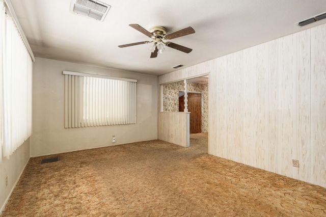 1542 W Sussex Way, Fresno, CA 93705