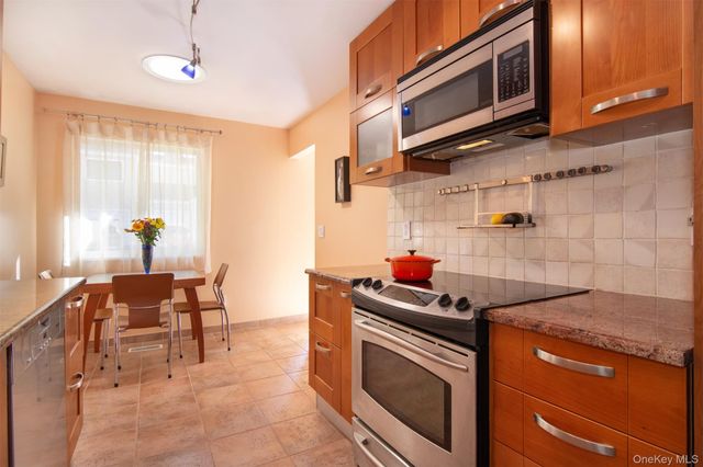 32 Westwood Close, Irvington, NY 10533