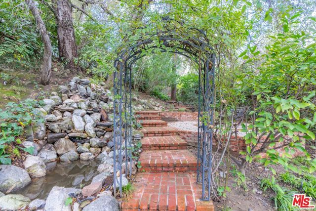 3041 E Chevy Chase Drive, Glendale, CA 91206