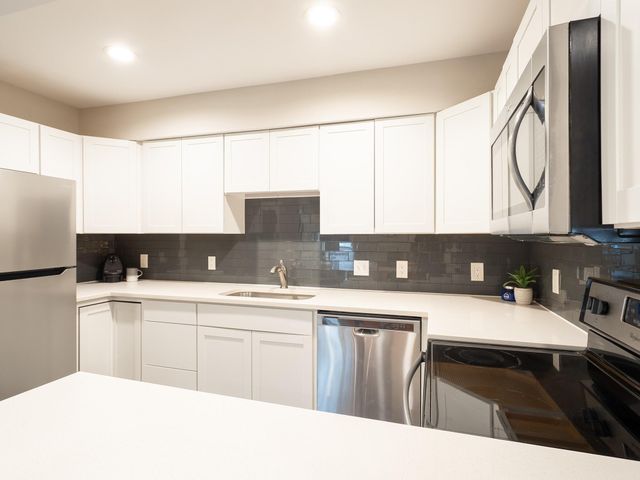 935 La Posada DR 131, Austin, TX 78752