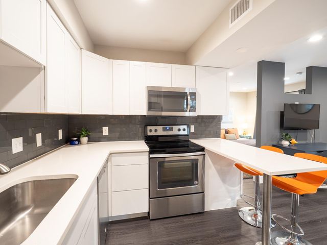 935 La Posada DR 131, Austin, TX 78752