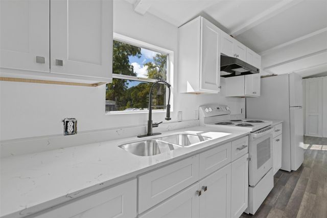 208 Yaupon Harbor, Onalaska, TX 77360