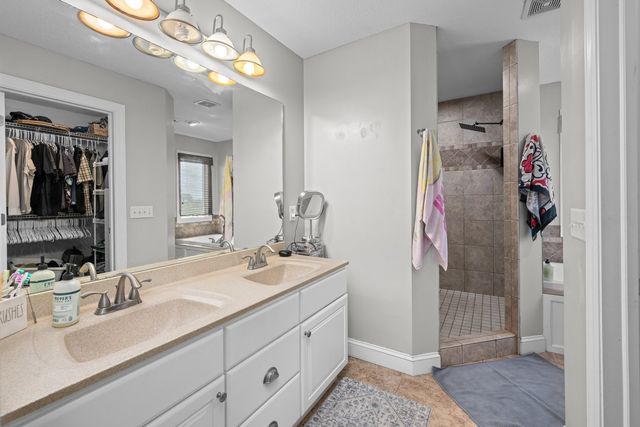 1302 Eagles Crest Drive, Davenport, IA 52804