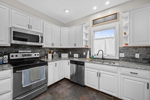 1302 Eagles Crest Drive, Davenport, IA 52804