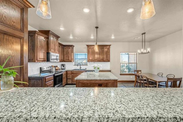 10821 NE Seaside Ln, Elgin, OK 73538
