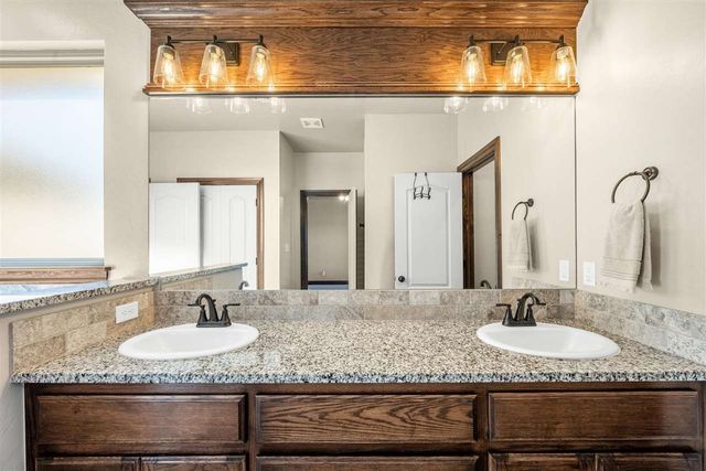 10821 NE Seaside Ln, Elgin, OK 73538
