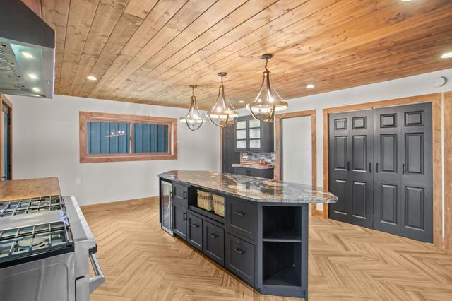 565 Lakota Lane, Chaska, MN 55318