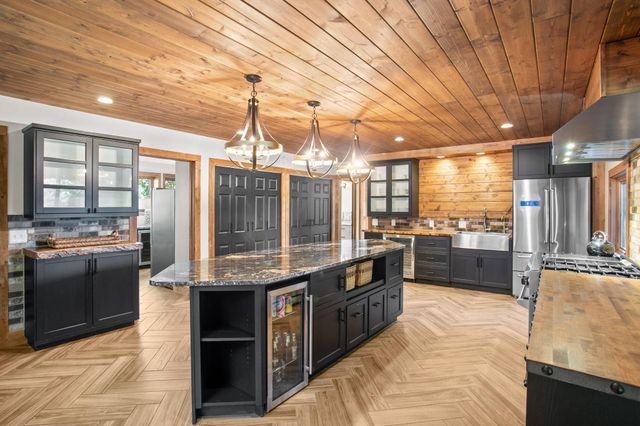 565 Lakota Lane, Chaska, MN 55318