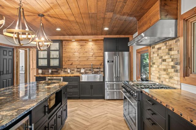 565 Lakota Lane, Chaska, MN 55318