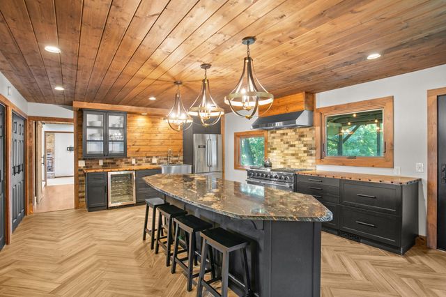 565 Lakota Lane, Chaska, MN 55318
