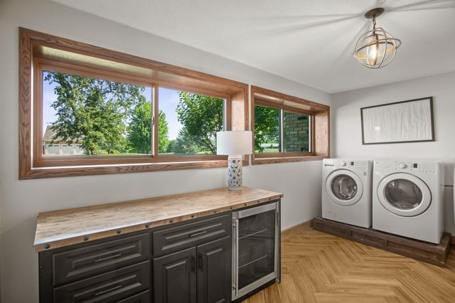 565 Lakota Lane, Chaska, MN 55318