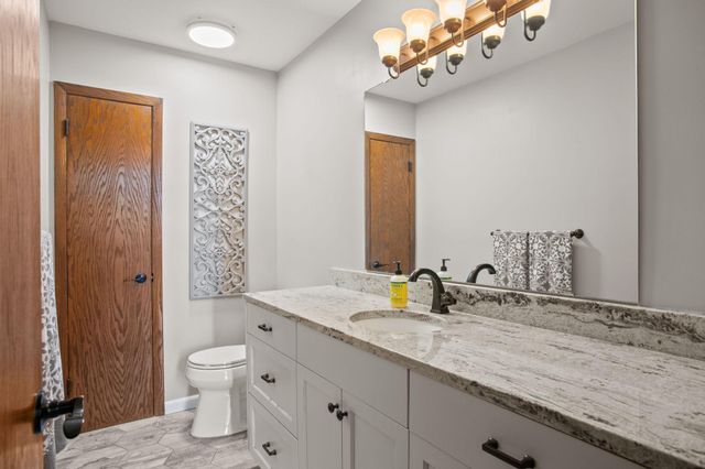 565 Lakota Lane, Chaska, MN 55318