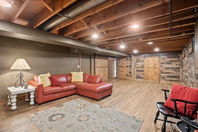 565 Lakota Lane, Chaska, MN 55318