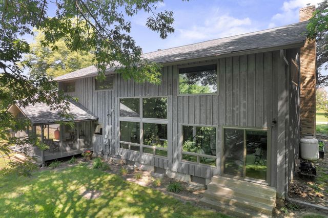 565 Lakota Lane, Chaska, MN 55318