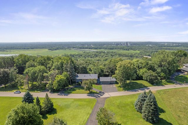565 Lakota Lane, Chaska, MN 55318