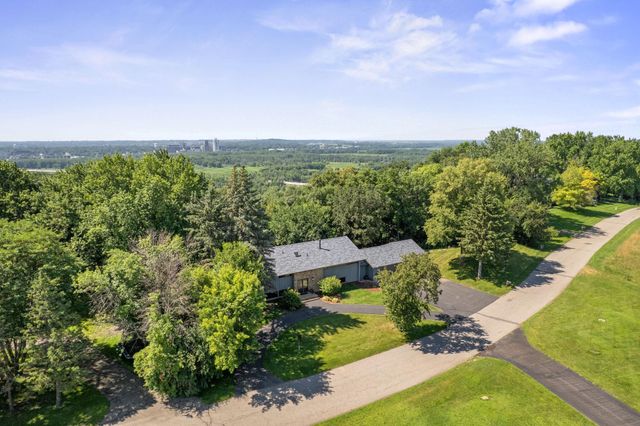565 Lakota Lane, Chaska, MN 55318