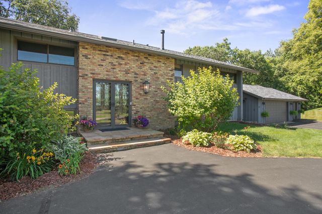 565 Lakota Lane, Chaska, MN 55318