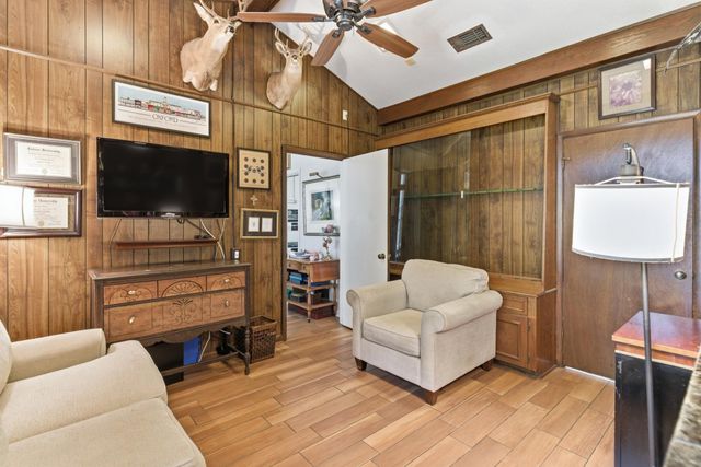 107 Greenwood Pl, Hattiesburg, MS 39402