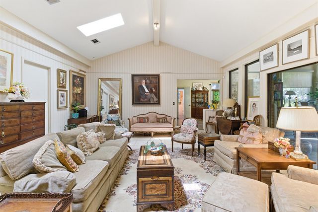 107 Greenwood Pl, Hattiesburg, MS 39402