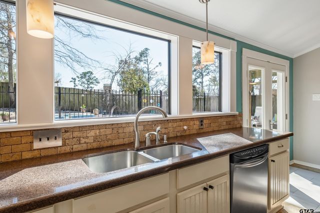 1705 Devonshire Dr, Tyler, TX 75703